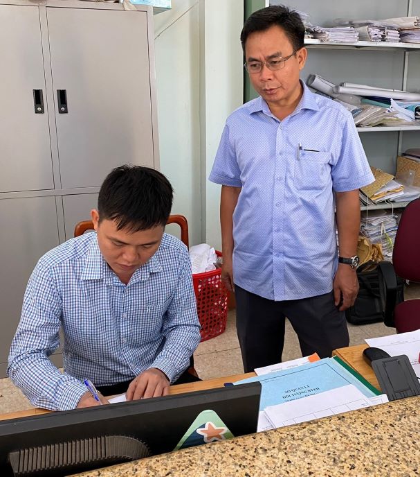 (Đ/c Lê Tiến Hiếu – Giám đốc Sở Tư pháp kiểm tra giải quyết hồ sơ thực tế trên Cổng dịch vụ công quốc gia tại UBND thị trấn Tân Phú, huyện Đồng Phú)