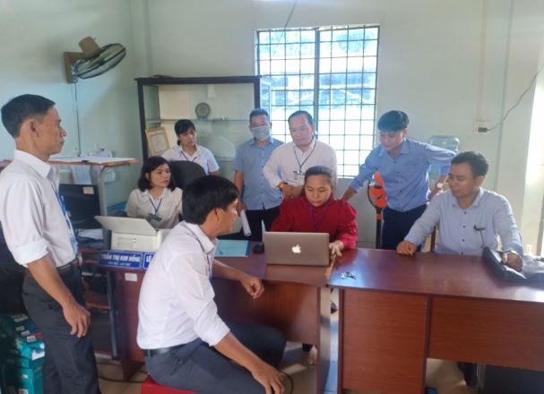 (Đoàn kiểm tra tiến hành kiểm tra việc xử lý hồ sơ chứng thực bản sao điện tử từ bản chính tại UBND phường An Lộc, thị xã Bình Long)