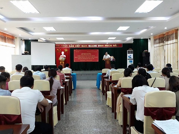 (Đ/c Nguyễn Thanh Sơn, Phó Giám đốc Sở tư pháp phát biểu tại lớp bồi dưỡng)